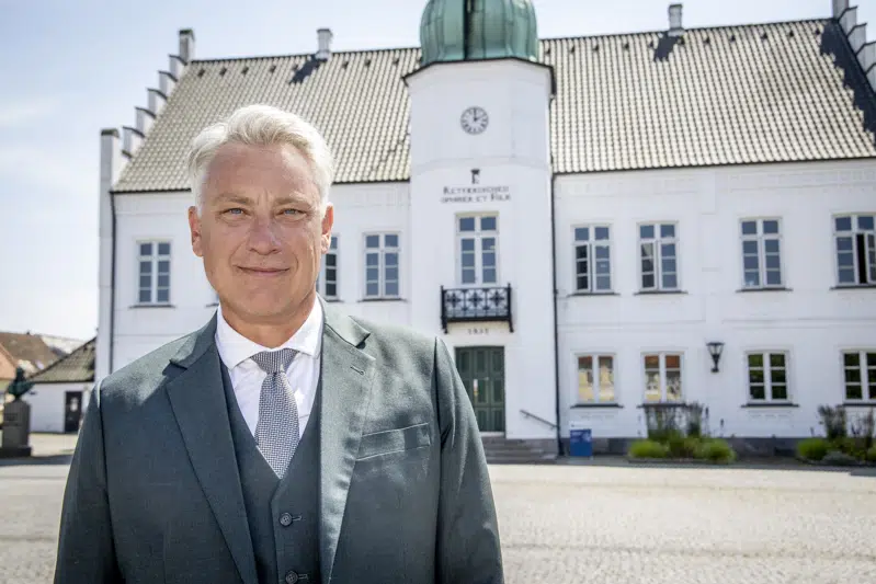 Portræt af borgmester Holger Schou Rasmussen foran rådhuset på Maribo Torv