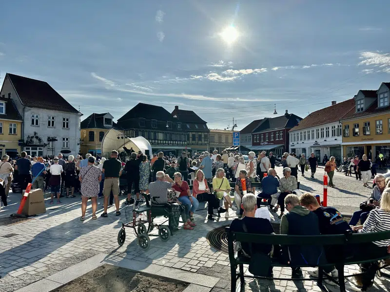 Folk opholder sig på Axeltorv til indvielsen af torvet 