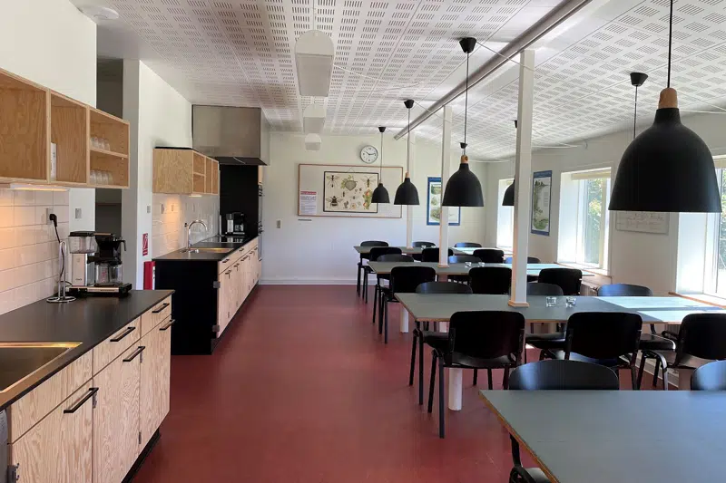 Køkkenet på Naturskolen med borde og 32 siddepladser