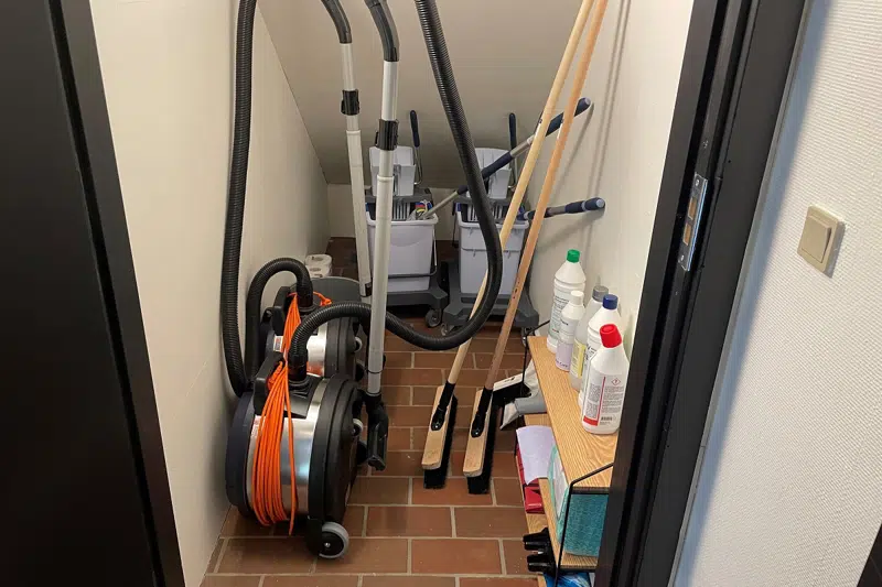 Depot og rengøringsrum under trappen på Naturskolen