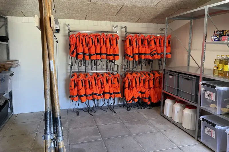 Udhus og værksted på Naturskolen med diverse redskaber og redningsveste