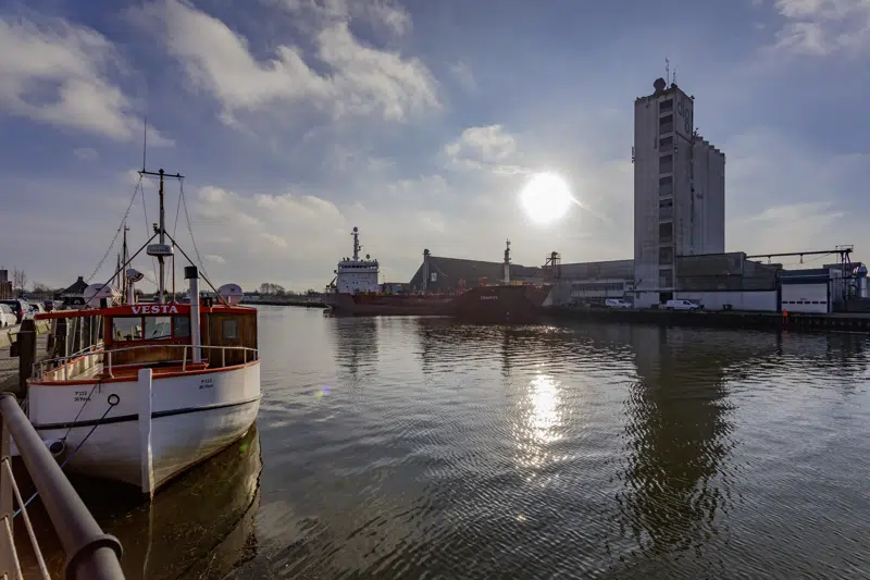 Postbåden med melasseskib i baggrunden ved Færgekandskajen