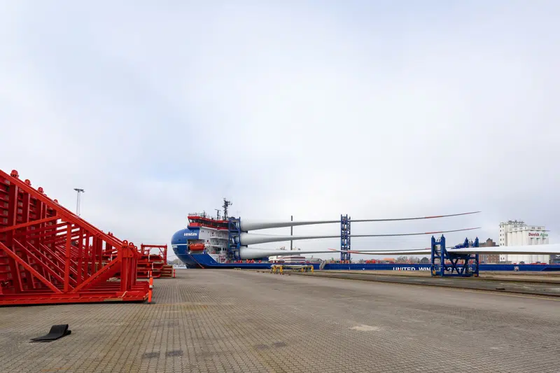 Rammer til støbeforme til Femern i forgrunden og Boldwind med vinger i baggrunden