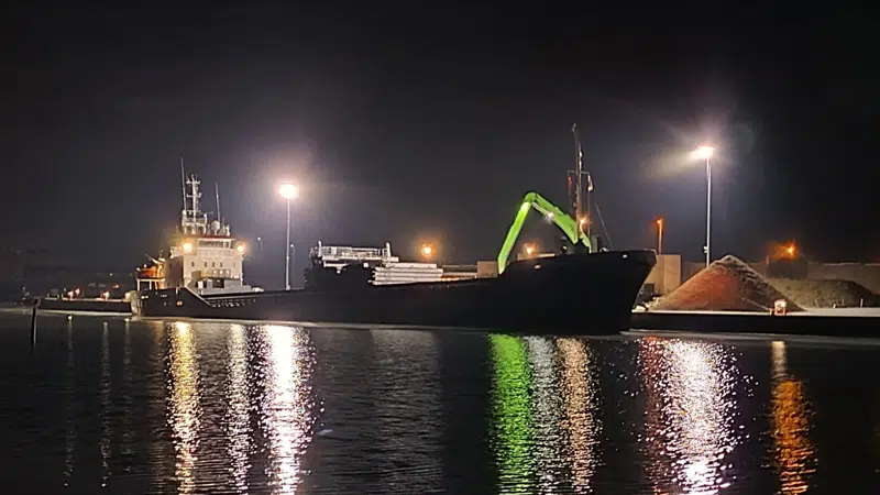 Skib losser ved kaj 0 en aftenstund i Nakskov 