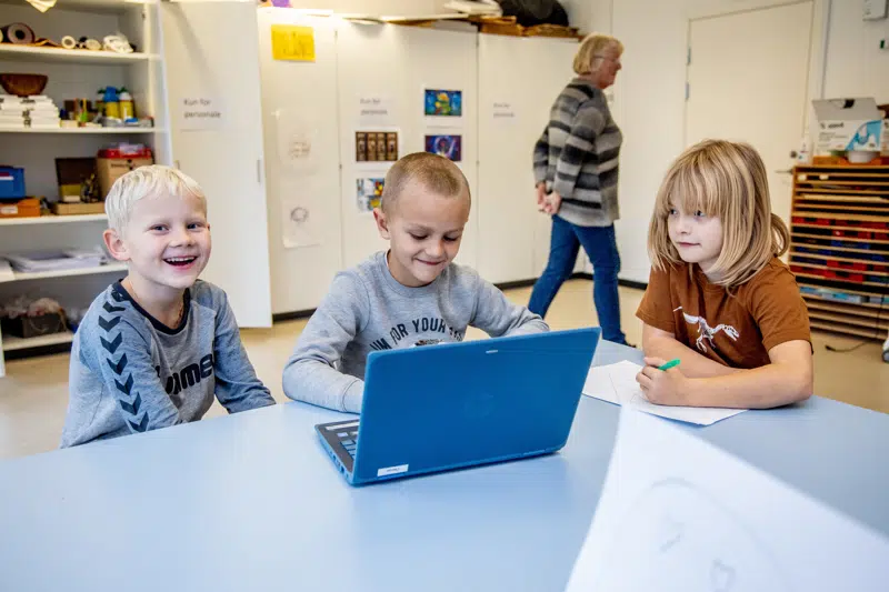 Elever foran computer på en skole