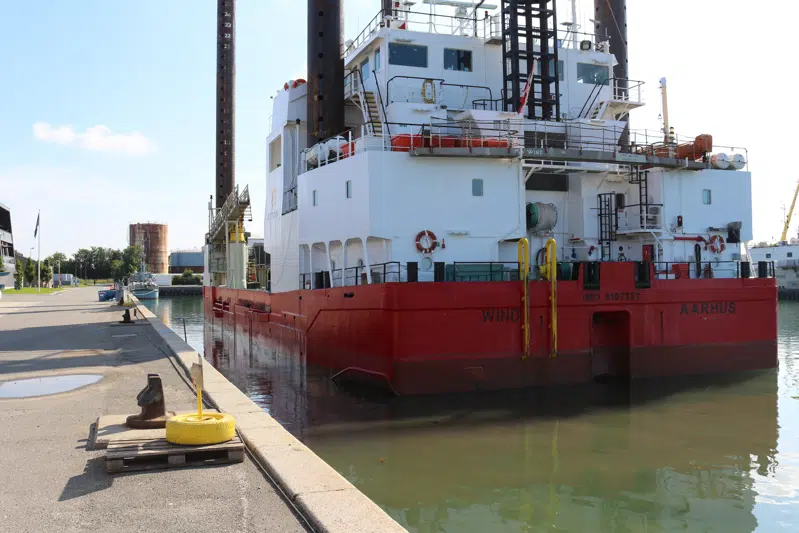 Special rig ved kaj i Rødbyhavn Inderhavn