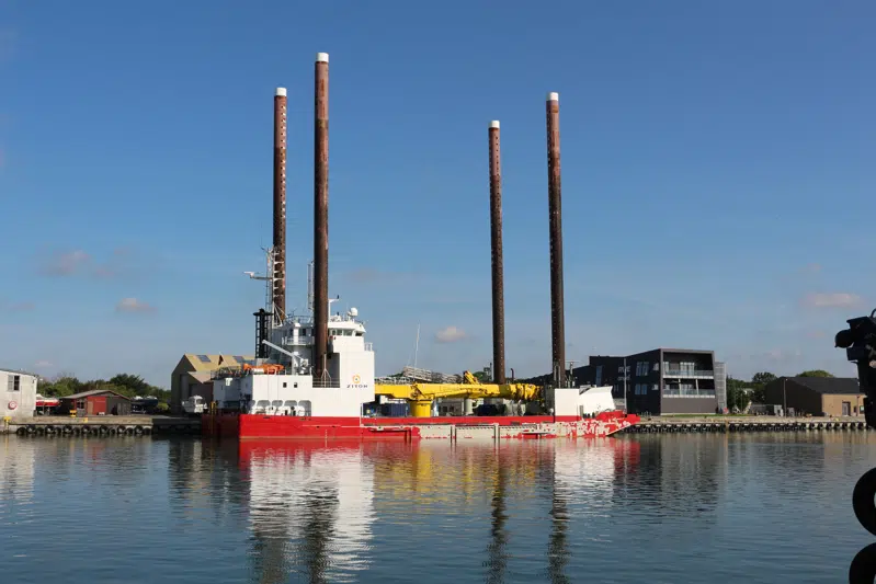 Specialfartøj ved kaj i Rødby Inderhavn