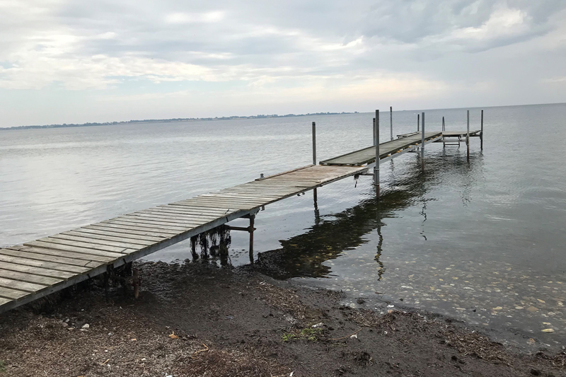 Foto af badebro og stille vand