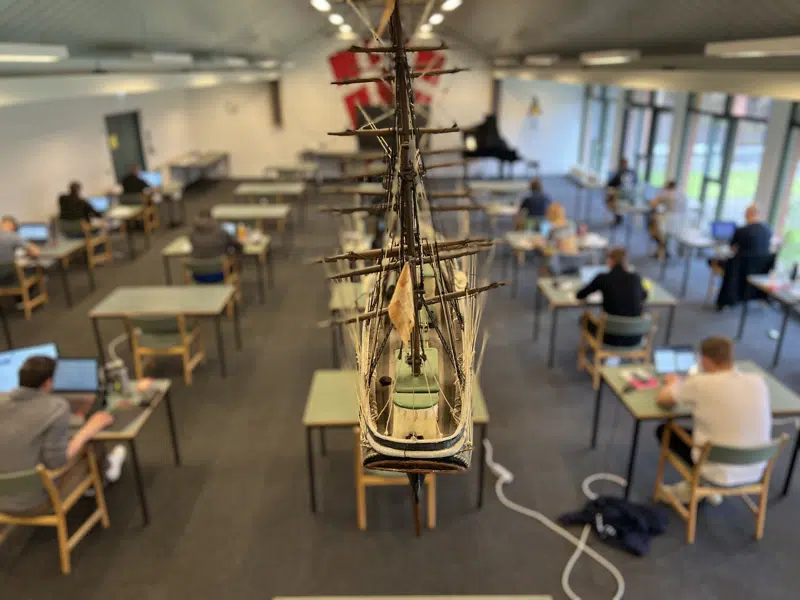 View fra skibet i loftet ned over salen