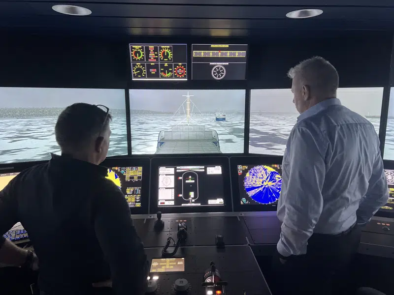 Mænd på broen på et skib i simulator