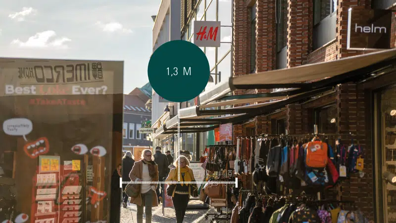 Gågade med anvisning om 1,3 meters gåbredde