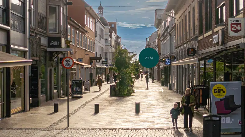Billede af gågaden med anvisning om 2,5 meters kørebredde
