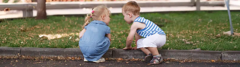 Vores værdier To børn på en vej