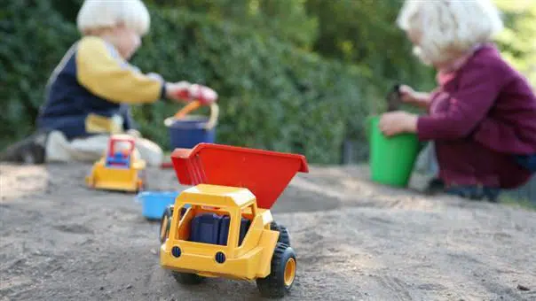 Børn, der leger udenfor