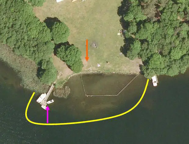 De små fisk. Gul kurve markerer badezonen, lyserød pil markerer kontrolstationen, og orange pil markerer placering af skilt ved risiko for forurening af badevandet.
