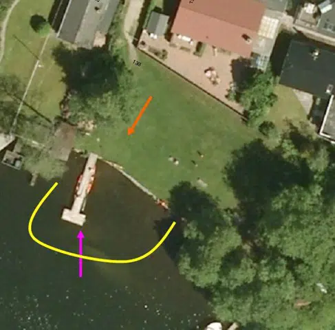 Sejs Ladeplads. Gul kurve markerer badezonen, lyserød pil markerer kontrolstationen, orange pil markerer placering af skilt ved risiko for forurening af badevandet.