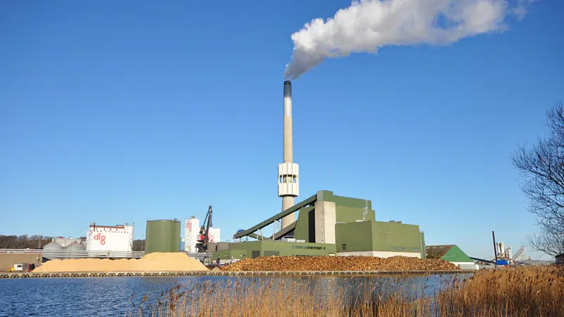 Billede af kraftværket ved havnen med flisdynger foran