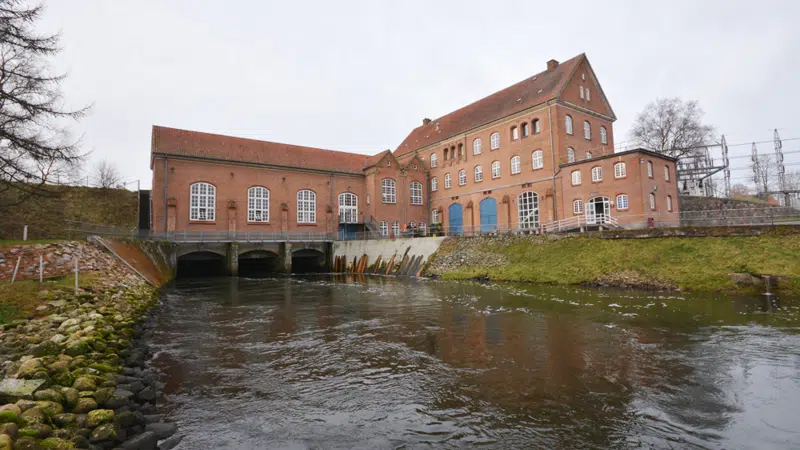 Tangeværket set neden for opstemningen, hvor vandet strømmer videre ned ad Gudenåen