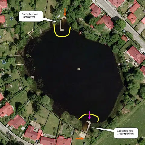 Kort over Gjessø. Streger og pil indikerer badezoner, kontrolstration og skilte ved risiko for forurenet badevand