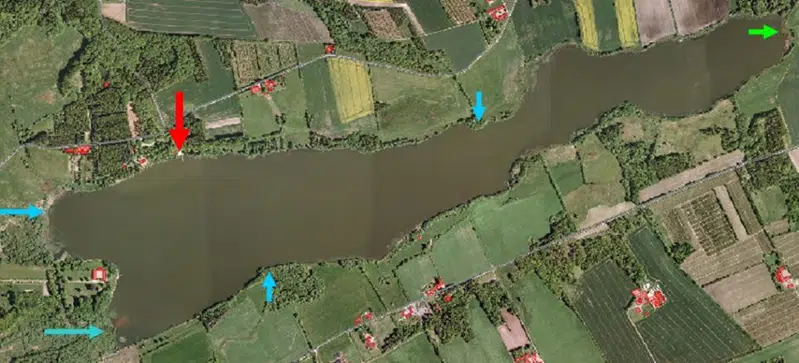 Kort over Hinge sø. Pile markerer Hinge Søbad, væsentlige tilløb og afløb