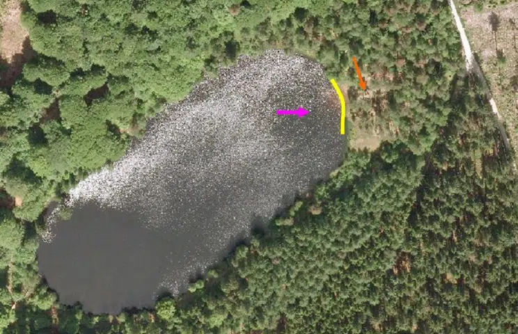 Kort over Hundsø. Gul linje markerer badezone, mens pile markerer henholdsvis kontrolstationen og placering af skilt ved risiko for forurenet vand