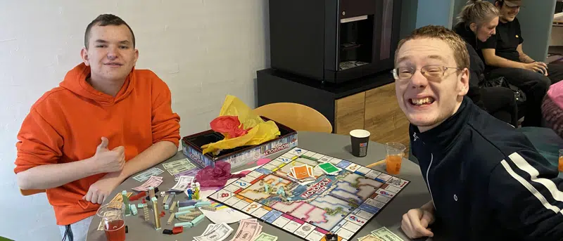 Elever hygger med brætspil