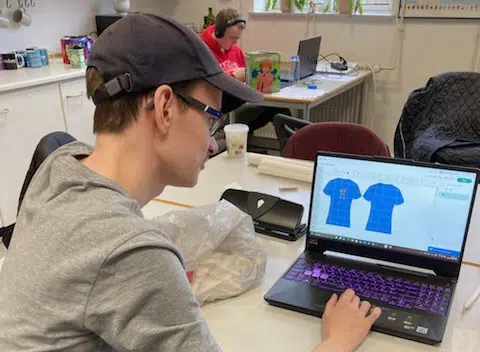 Elev arbejder med design.