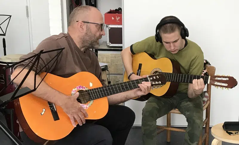 Hygge med guitar spil.