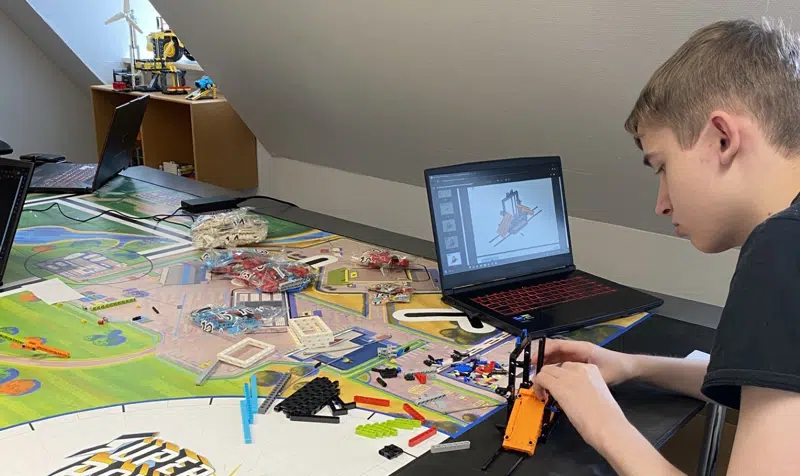 Elev arbejder med teknik.