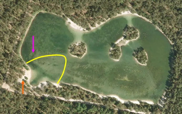 Kort over Schoubyes Sø. Linjer og pile indikerer badezone, kontrolstationen og placering af skilt ved risiko for forurenet badevand