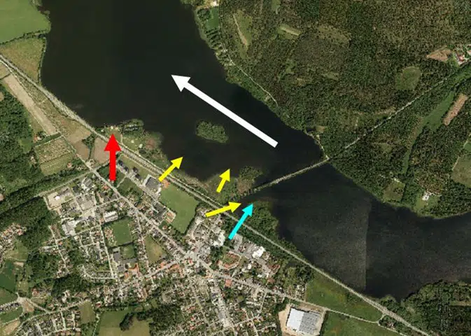 Kort over udsnit ved Tange Sø ved Ans. Strømretning, udløb og badested markeret med forskelligt farvede pile