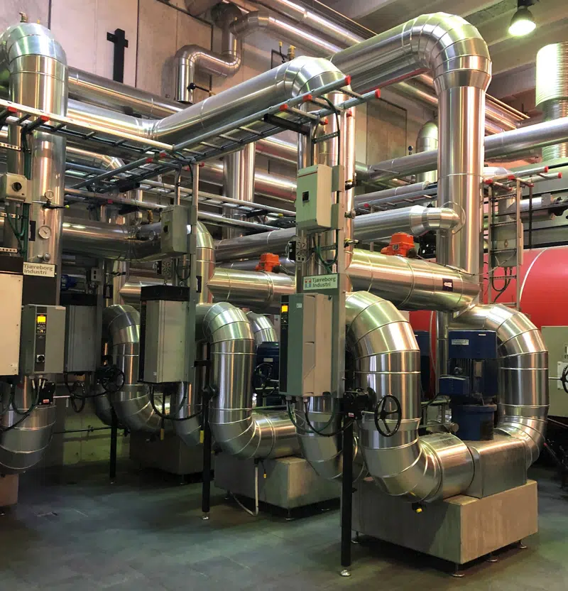 Fra denne fliskedel sendes varmen videre til forbrugerne