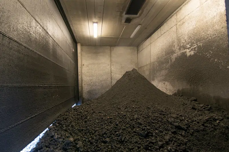 Den overskydende aske fra halmen sendes retur til landmændene og bruges som gødning