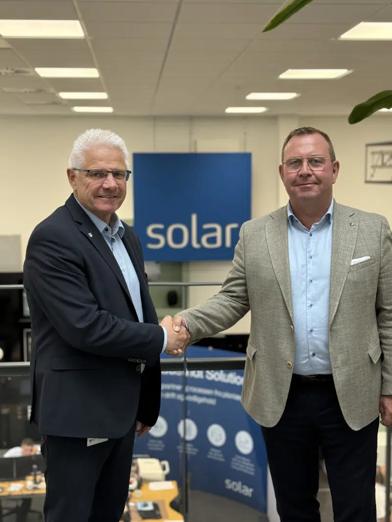 Vejen Kommunes borgmester Frank Schmidt-Hansen og Solar Danmark’s administrerende direktør Carsten Antonisen giver hinanden hånd på partnerskabsaftalen.